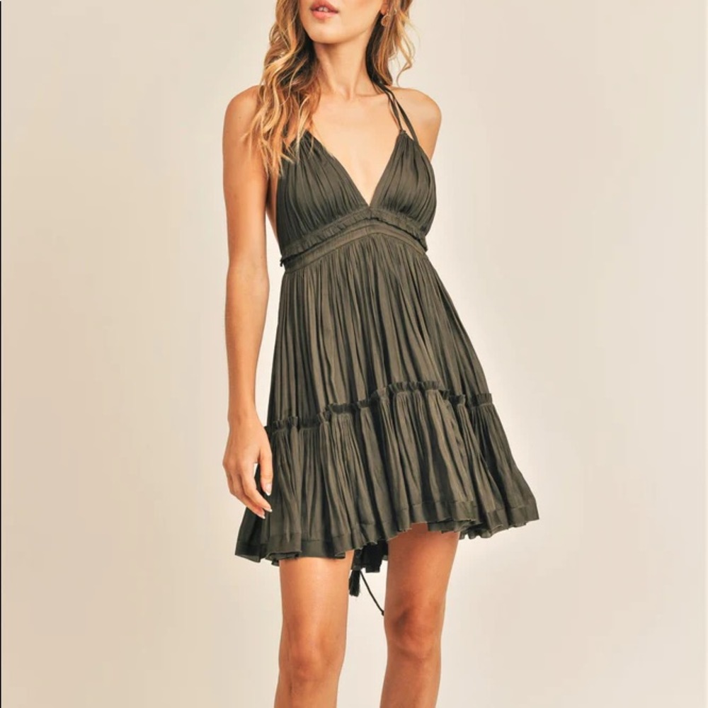 Worn once
Halter dress
Two straps
Adjustable in the back
Flowy
Ruffles